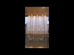 Wasservorhang in der Hotellobby verwendet
