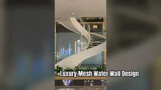 Moderne Wasserwandinstallation aus Edelstahlgeflecht
