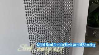 Real aufgenommenes Video eines Metallperlenvorhangs