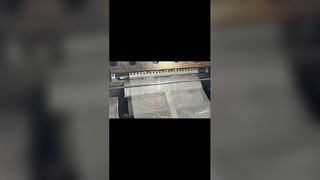 Vor-Ort-Aufnahmen der Produktion von Streckmetallgittern in der Fabrik