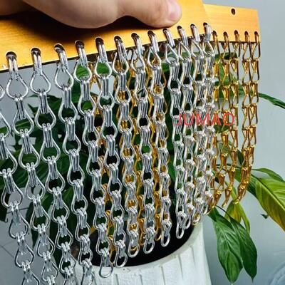 Anmutige Vorhänge mit Metallkettengliedern, Raumteiler und gewerbliche Raumgestaltung