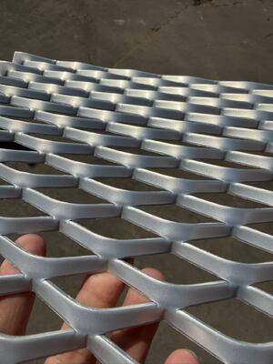 Fluorocarbon Coated Lightweight Architectural Expanded Metal Mesh with Custom Diamond Patterns for Facades